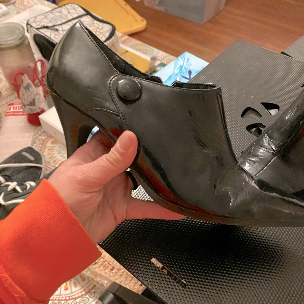 Black heel shoe.